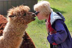 H&eacute;l&egrave;na Katz and Blue the alpaca